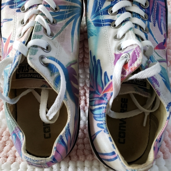 EUC CTAS Fresh Cyan/Magenta Glow/White low top kicks (10M; 12W) - Picture 5 of 8